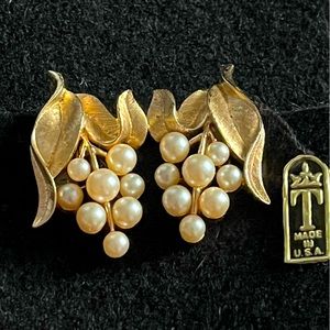 Trifari Vintage New Old Stock Florentine Gold Tone Pearl Earrings